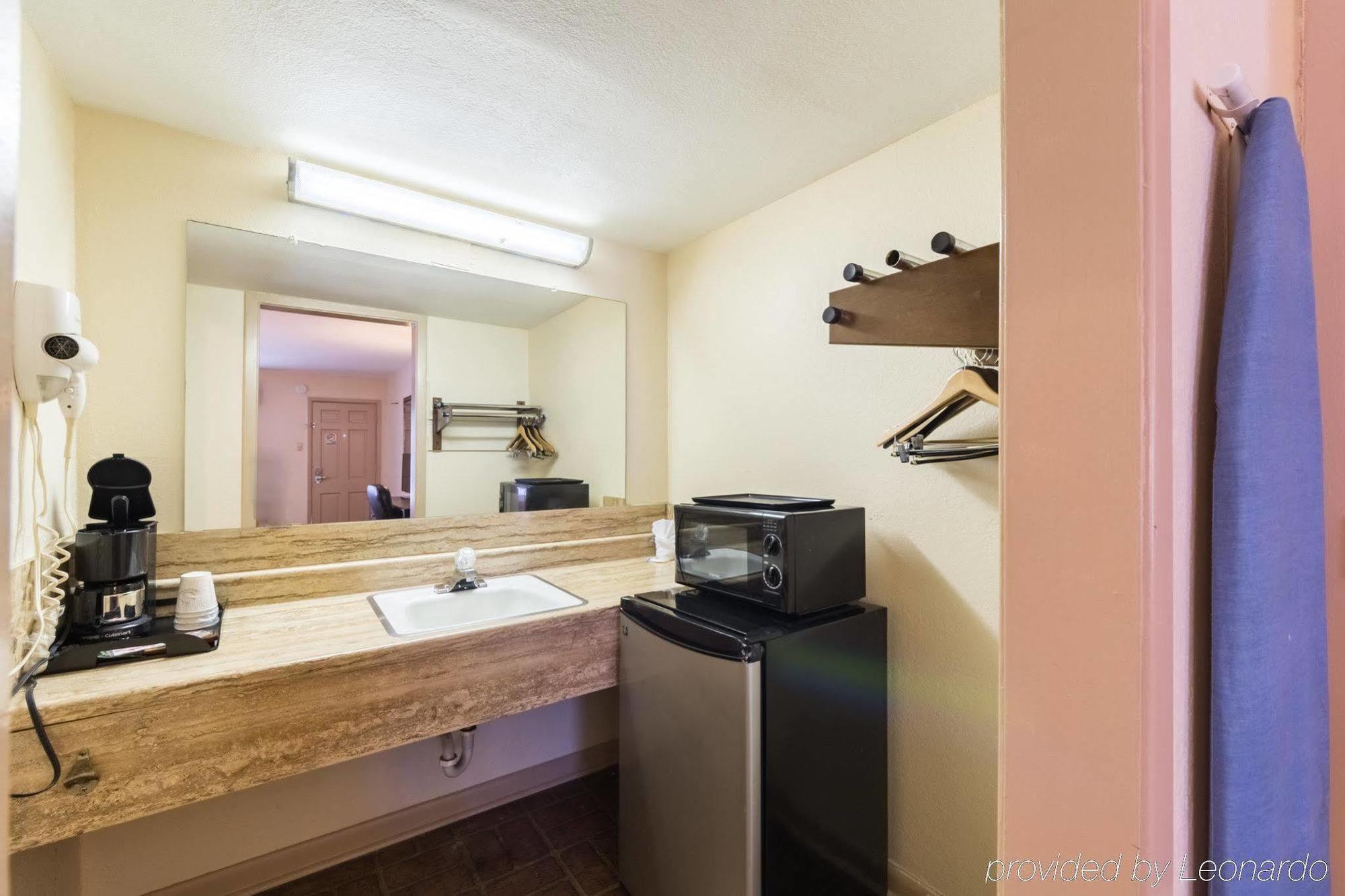 Rodeway Inn University Austin Bagian luar foto