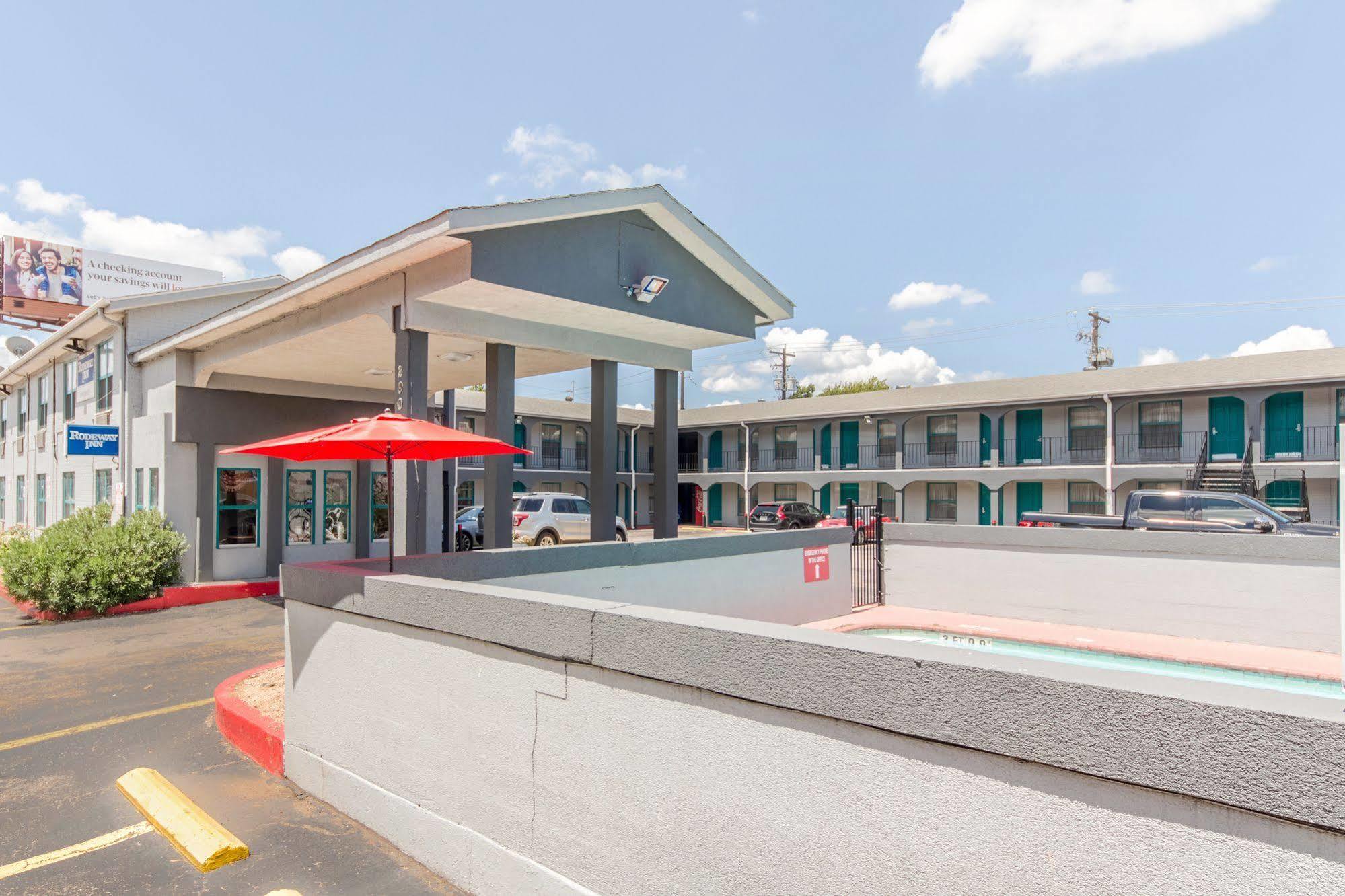 Rodeway Inn University Austin Bagian luar foto