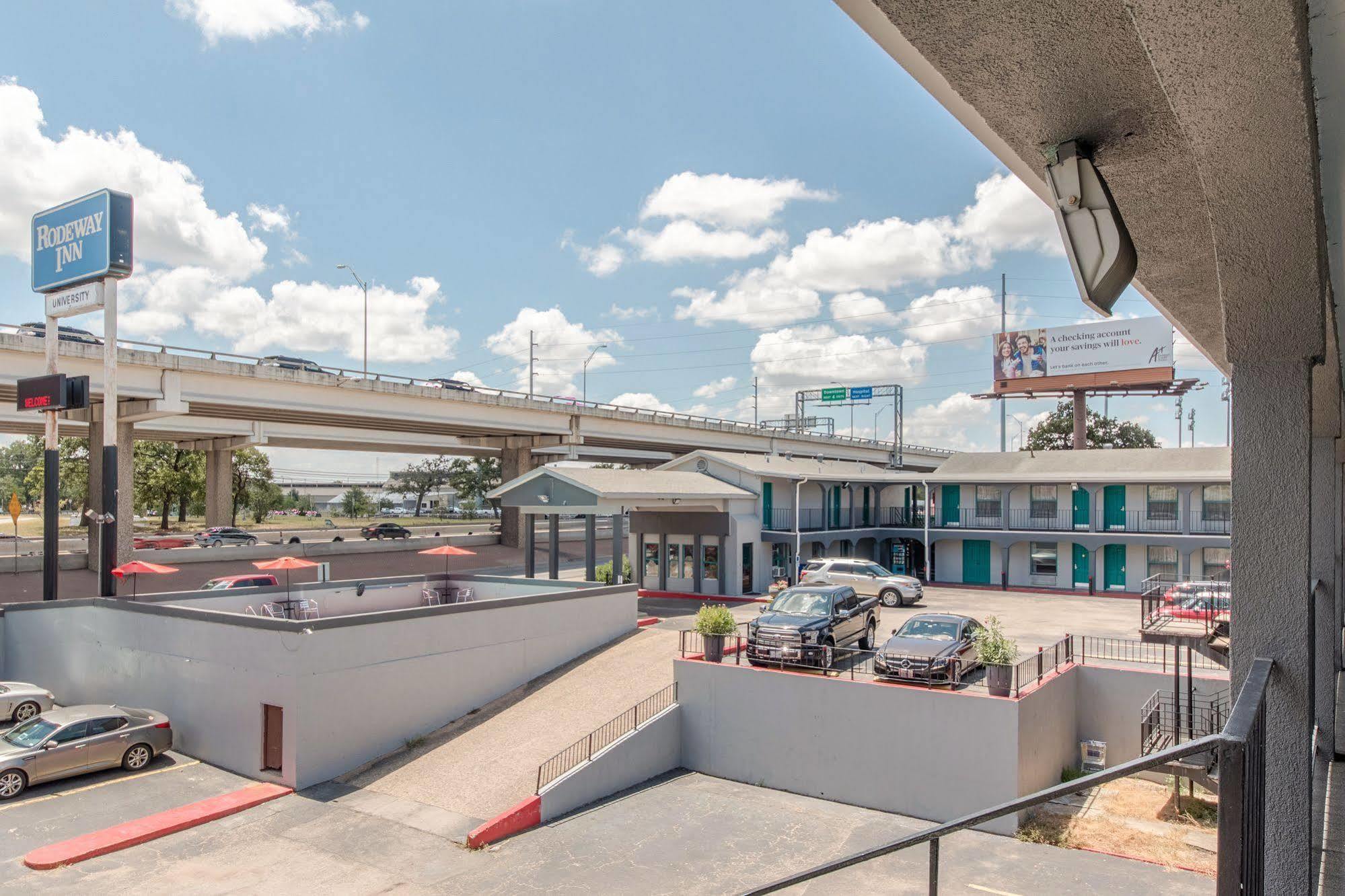 Rodeway Inn University Austin Bagian luar foto