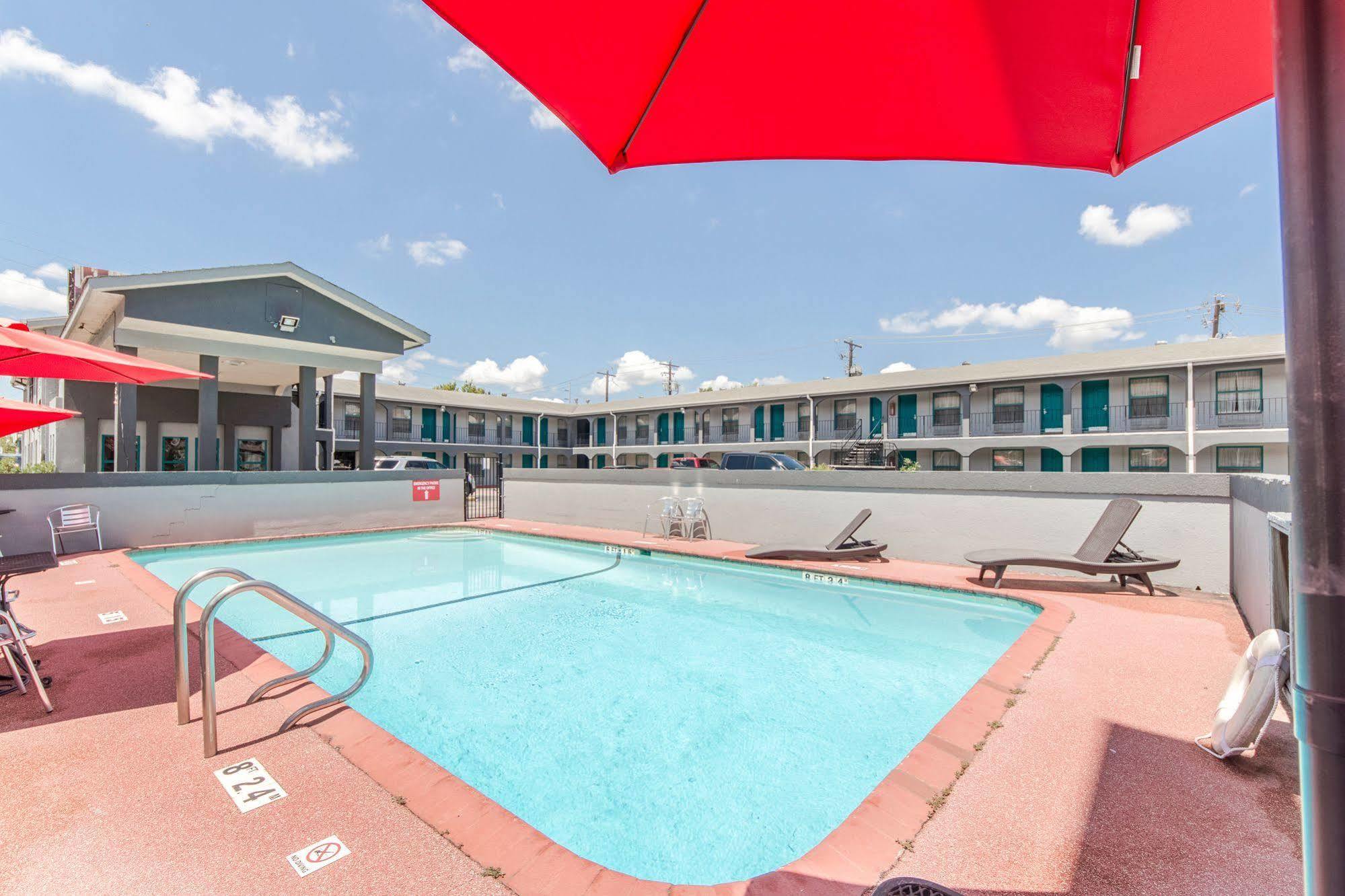 Rodeway Inn University Austin Bagian luar foto