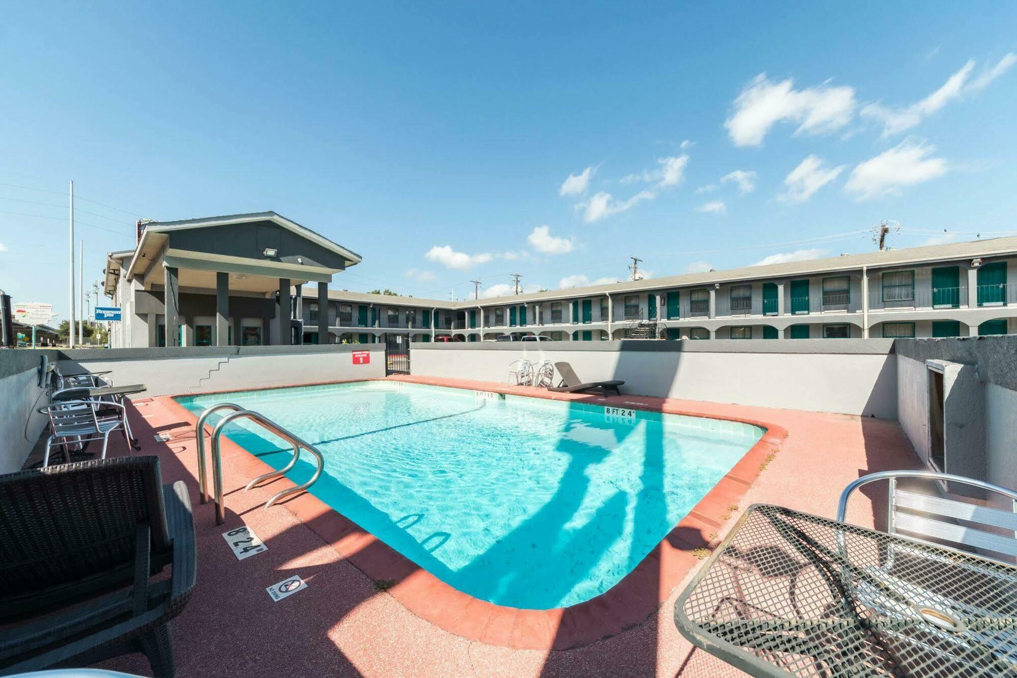 Rodeway Inn University Austin Bagian luar foto